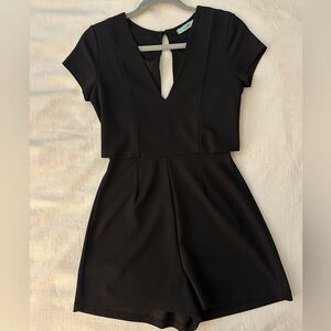 Karlie romper. V neck. Open back. Black.